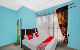 Oyo 90509 Nadia Pematang Siantar 2*